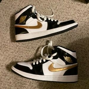 Jordan 1 Mid Patent SE “Black Gold”